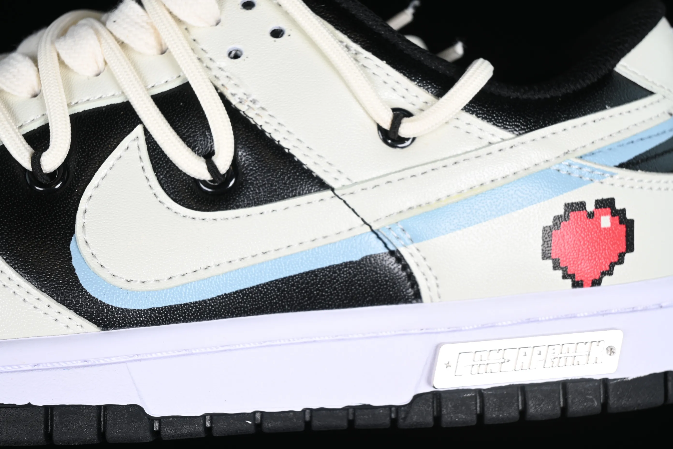 All Categories Nk SB Dunk Series Nk SB Dunk Low Low-top sneakers Customized large box Nk Dunk Low Panda Prank-Reverse Love SB strap low-top casual sneakers CW1590-100